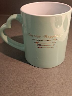 10 Strawberry Street “Choose Happiness” Heart Handle Mug Like New Quality Mug